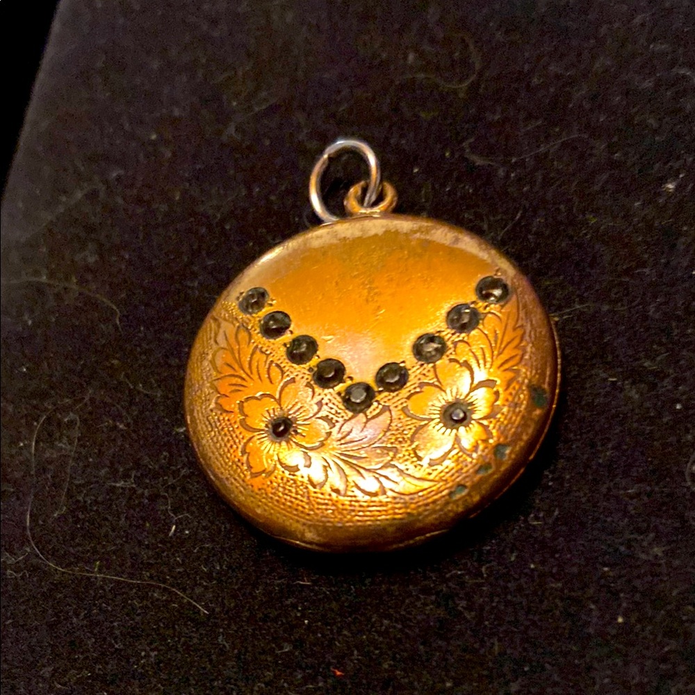 Elegant Gold Filled Art Nouveau Locket - Picture 1 of 5